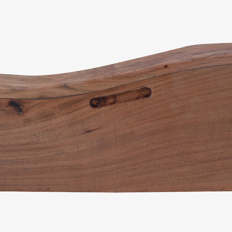 Detalle del cajón curvo de la mesilla flotante Nuba fabricada en madera maciza de acacia.