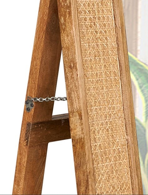 Detalle del marco de ratán natural en espejo de madera de mango