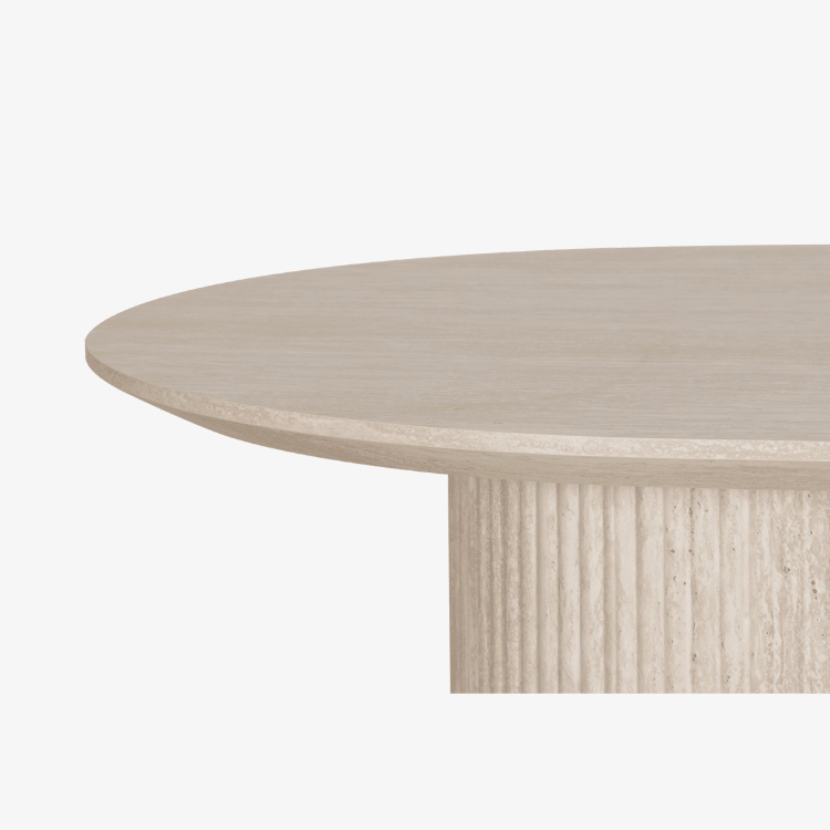 Detalle del tablero de la mesa ovalada Petra con canto perfilado y acabado efecto piedra