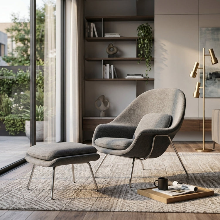 Sillón lounge Noma tapizado en gris con reposapiés en ambiente de salón