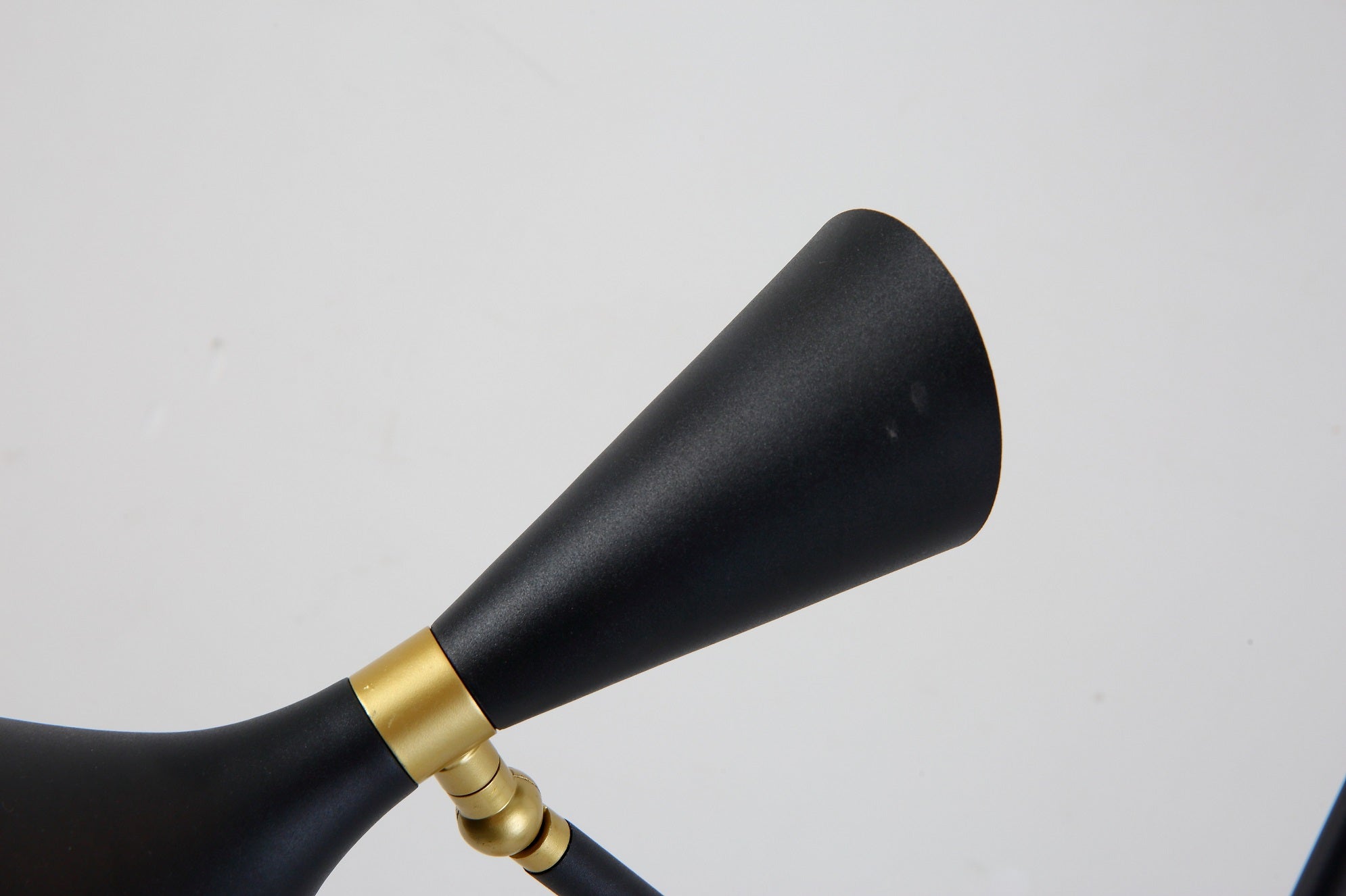 Lámpara de pie de diseño
#color_Negro