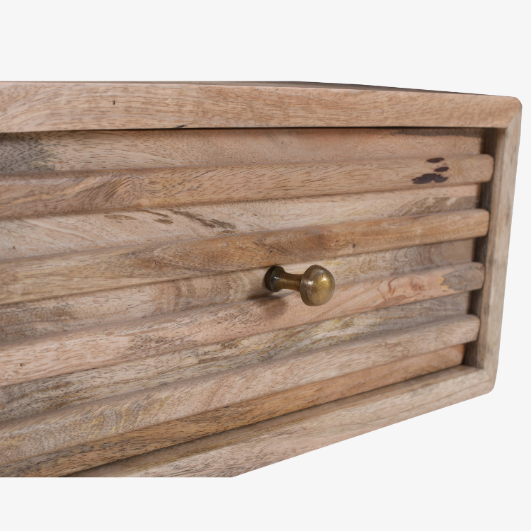 Detalle del tirador metálico de la Mesilla de Noche Arlet sobre frontal de madera maciza de mango.
