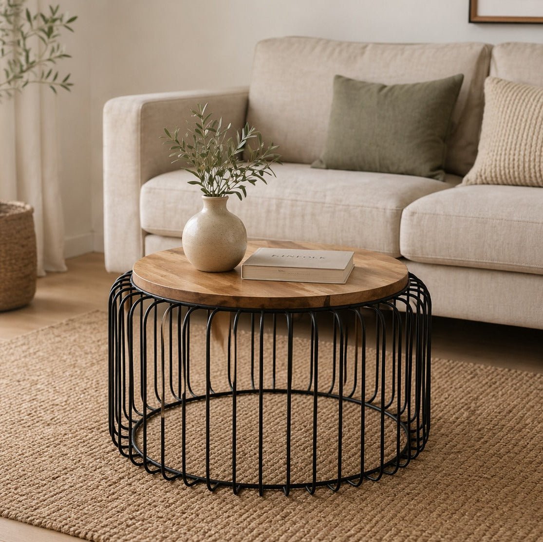 Moderne ronde houten salontafel met zwarte metalen structuur, perfect voor eigentijdse woonkamerdecoratie en gezellige ruimtes.