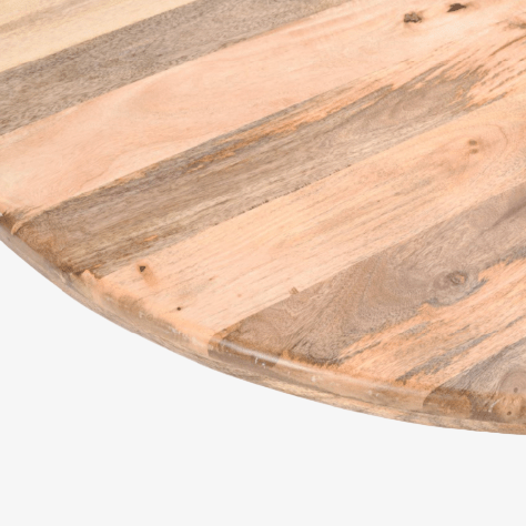 Detalle de vetas naturales en madera de mango maciza de la mesa redonda Leila 150 cm