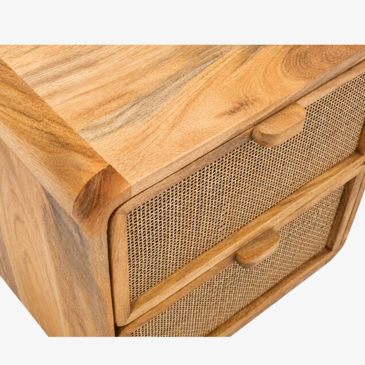 Detalle de acabado en madera de mango natural de la mesilla Liora.