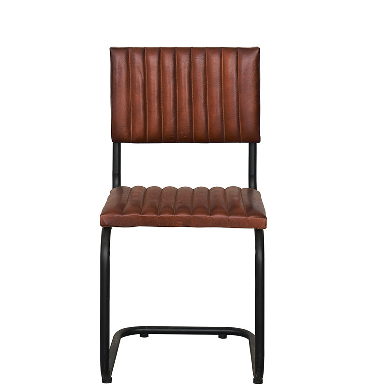 Cadeira vintage com listra vertical técnica estofada em couro